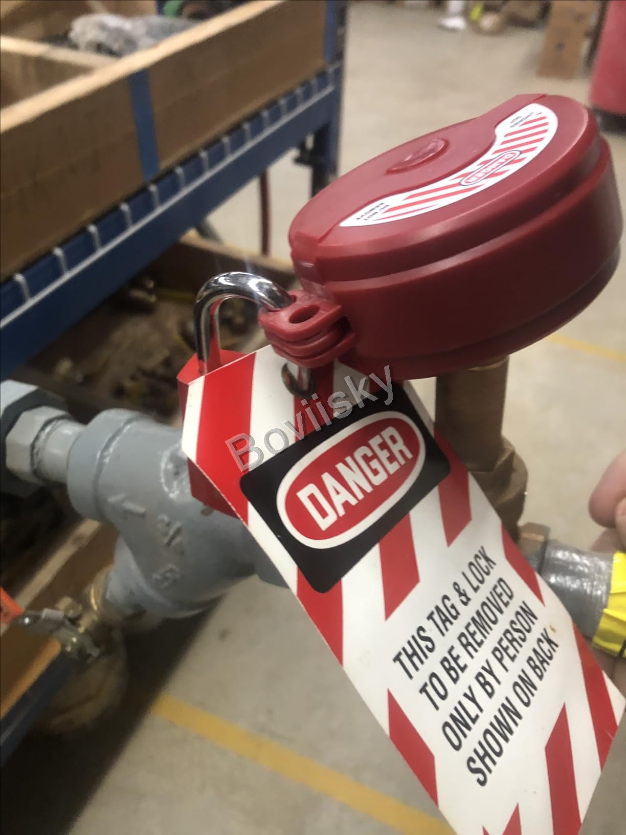 Valve lockout device with a safety padlock and danger tag