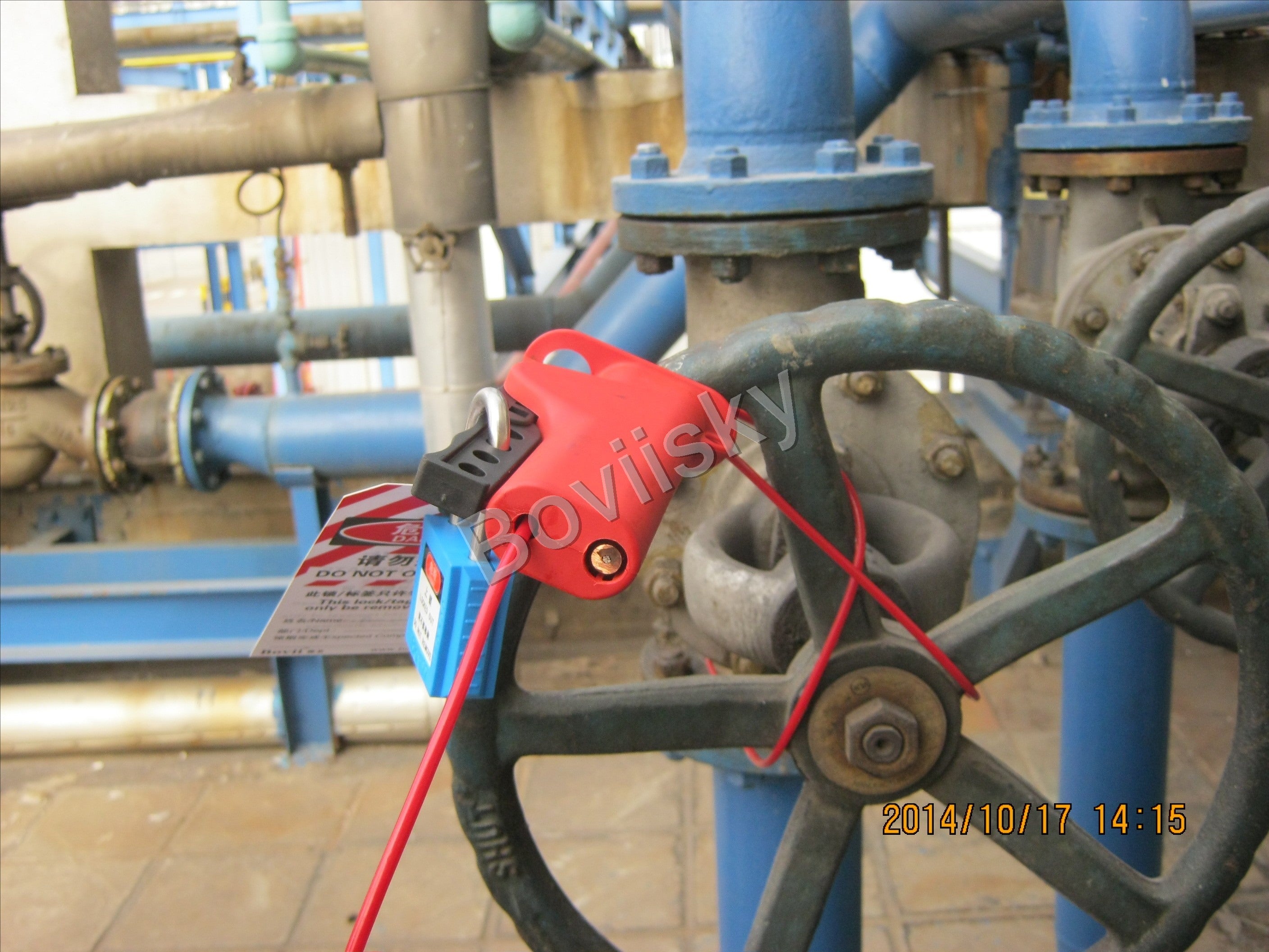 Valve lockout device secured with a safety padlock and tag
