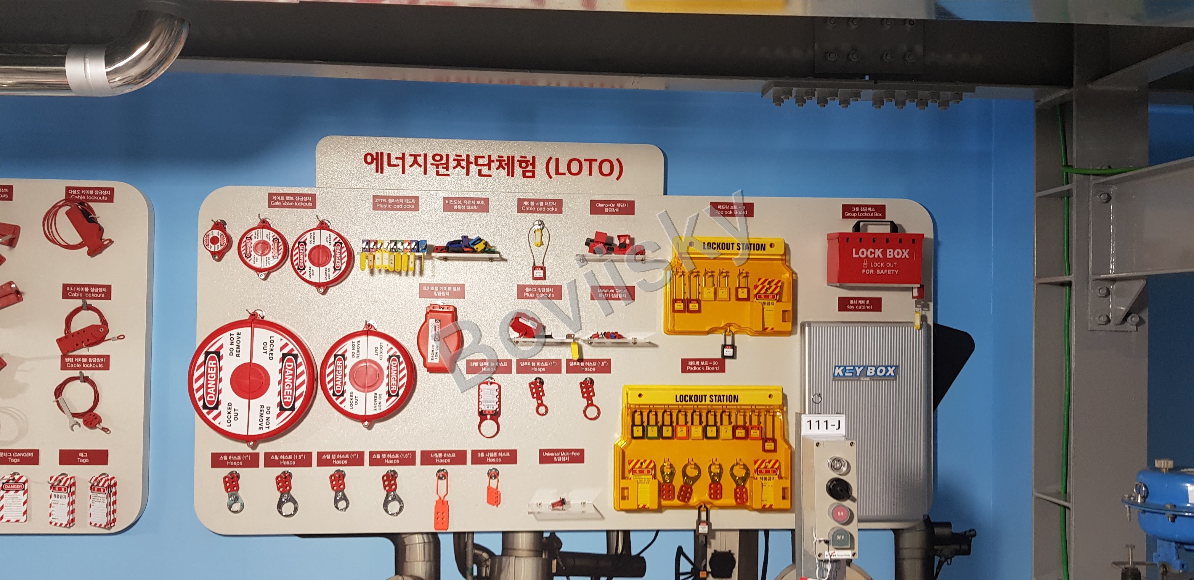 Korean LOTO equipment display and lockout station